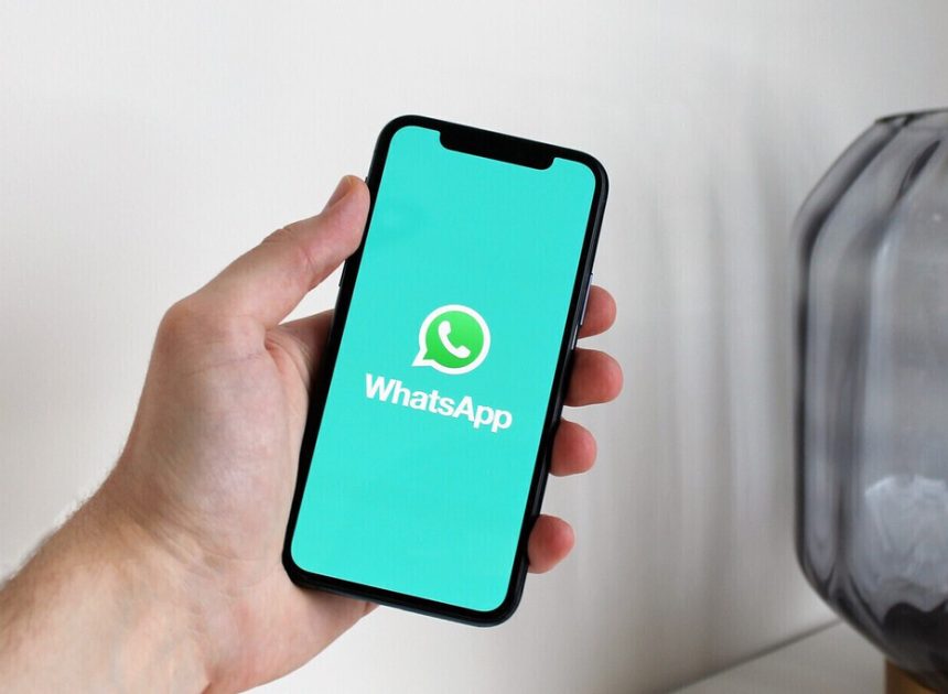 Meta quiere que usemos la IA cuando no sepamos qué decir en WhatsApp: así funciona su nueva opción de asistencia a la escritura